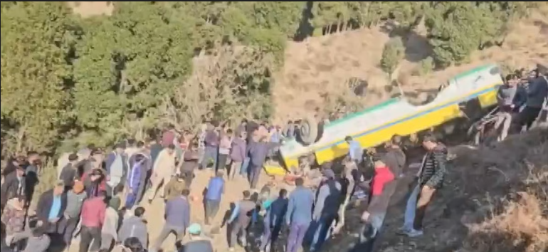 हिमाचल में दर्दनाक हादसा: खाई में गिरी पर्यटकों से भरी गाड़ी, कई की मौत, कई घायल
