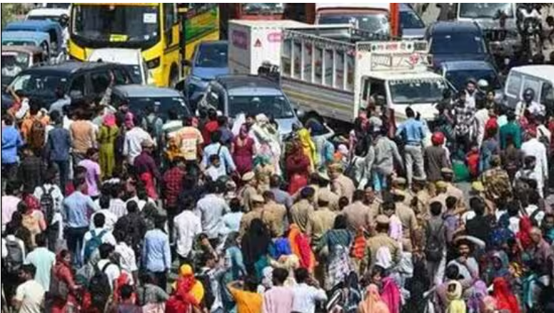 नोएडा में मजदूरों का विरोध जारी: वेतन बढ़ोतरी के बावजूद हालात तनावपूर्ण, 300 से अधिक गिरफ्तार