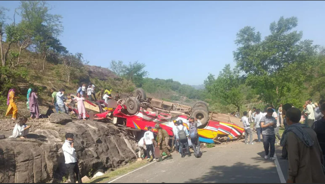 उधमपुर में दर्दनाक हादसा, खाई में गिरी बस; 7 लोगों की मौत, कई घायल