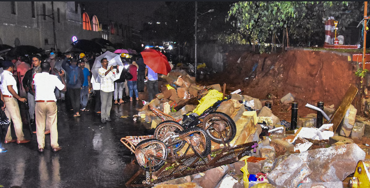 बेंगलुरु में तेज बारिश के बीच अस्पताल की दीवार गिरी, 7 लोगों की मौत, कई घायल