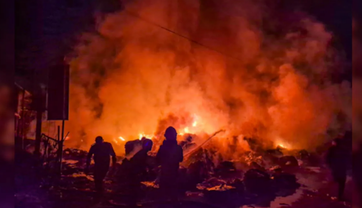 दिल्ली-मुंबई एक्सप्रेसवे पर भीषण हादसा, चलती कार में आग लगने से 5 लोगों की दर्दनाक मौत