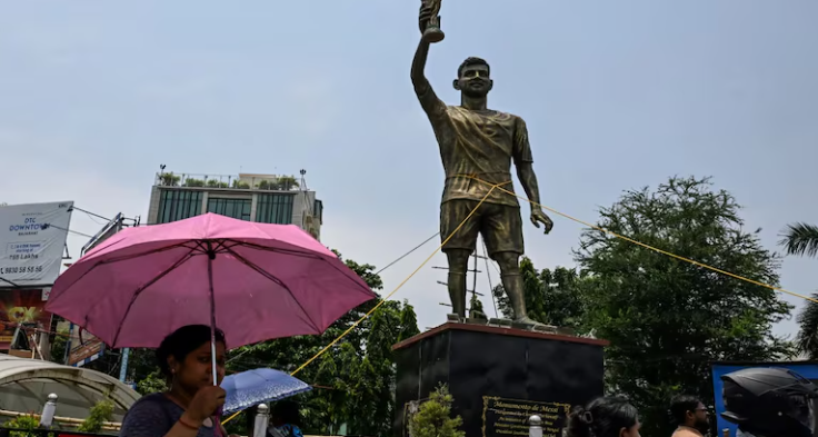 कोलकाता में लगी मेसी की विशाल प्रतिमा पर संकट, सुरक्षा कारणों से हटाने की तैयारी