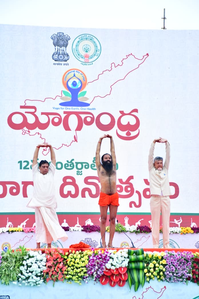 आंध्रप्रदेश में कृष्णा नदी क्षेत्र के विजयवाड़ा से स्वामी रामदेव का वैश्विक आह्वान, ‘करो योग, रहो निरोग’