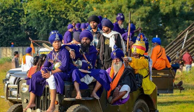 उत्तराखंड सीमा पर बढ़ी सुरक्षा, बैरिकेड पार कर हेमकुंड साहिब की ओर बढ़े निहंग सिख, प्रशासन हाई अलर्ट पर