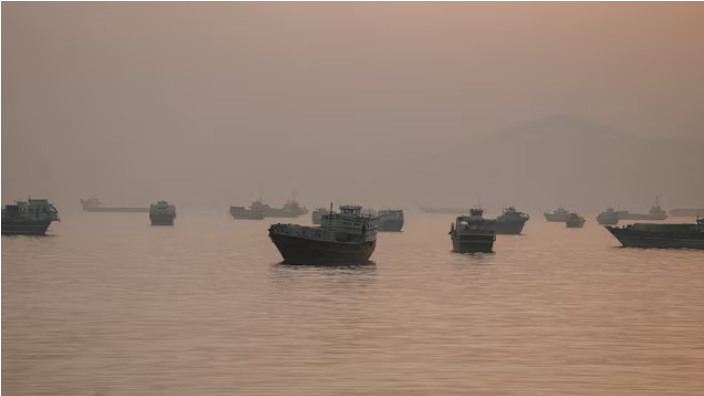 हॉर्मुज जलडमरूमध्य में बढ़ा तनाव: ईरान पर वाणिज्यिक जहाजों पर मिसाइल दागने के आरोप, वैश्विक तेल आपूर्ति को लेकर चिंता गहराई