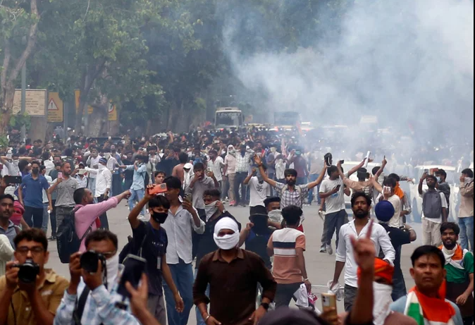 दिल्ली में शिक्षा सुधार की मांग पर युवाओं का प्रदर्शन जारी, पुलिस कार्रवाई के बाद आंदोलन हुआ और तेज