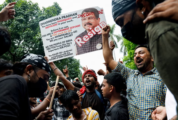 NEET आंदोलन से बदला राजनीतिक माहौल: छात्र विरोध प्रदर्शन के बाद शिक्षा मंत्री के इस्तीफे ने बढ़ाई सरकार की चुनौती