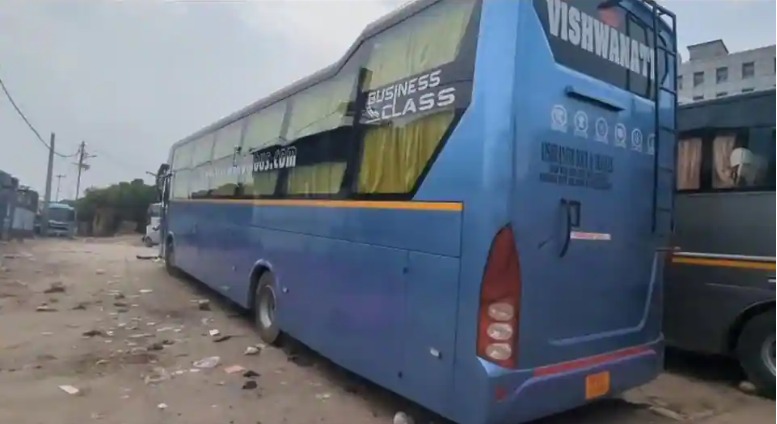 ग्रेटर नोएडा में स्लीपर बस के अंदर 16 वर्षीय किशोरी से सामूहिक दुष्कर्म का आरोप, ड्राइवर-कंडक्टर गिरफ्तार