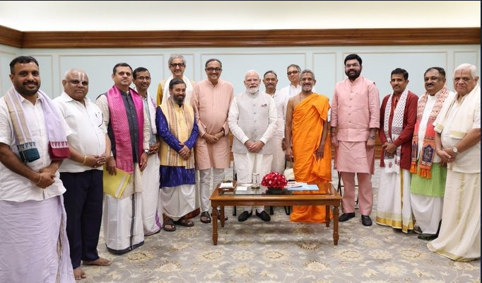 पीएम मोदी ने उडुपी में श्री श्री विश्वप्रसन्न तीर्थ स्वामीजी से की मुलाकात, विश्वेश तीर्थ स्वामीजी की जन्म शताब्दी का लोगो किया जारी